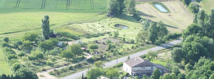 Situé à Lévignac de Guyenne en Lot et Garonne, Le Jardin de la Goutte d'Eau d'une superficie de presque deux hectares est en cours de création.
Il comprend un verger d'environ quatre vingt arbres d'essences différentes ; d'un potager ; d'un parc ornemental.